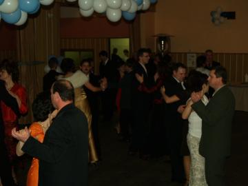zabávajúci sa hostia zabávajúci sa hostia