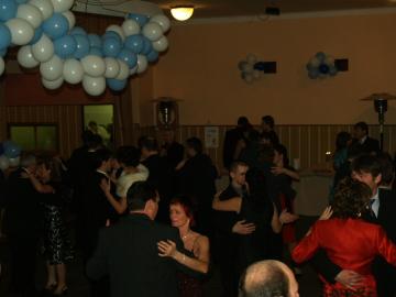 zabávajúci sa hostia zabávajúci sa hostia