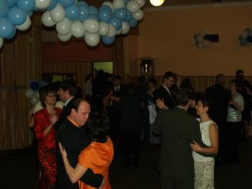 zabávajúci sa hostia zabávajúci sa hostia