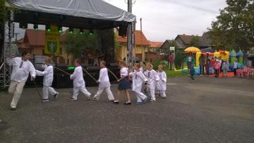 Palicový tanec v podaní detí zo ZŠ Dúbrava Palicový tanec v podaní detí zo ZŠ Dúbrava